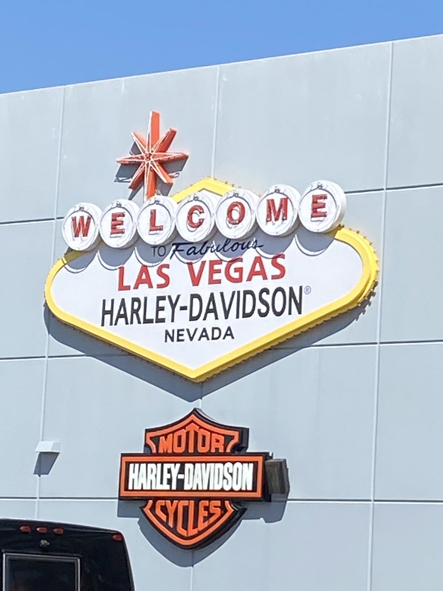 dsdiggy19's tweet photo. Road trippin in Vegas… https://t.co/nfNuarW6Lx