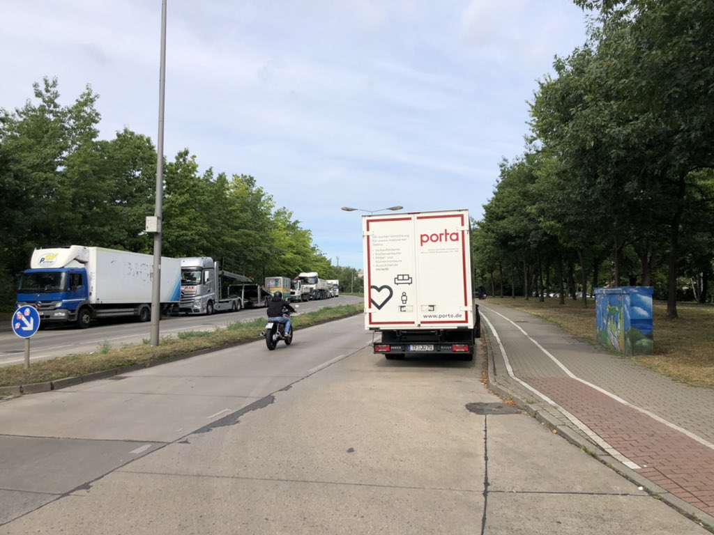 Das #Fahrrad in #Berlin ist immer noch vielerorts schlechtergestellt: Beispiel Darsser Straße (Bez. Lichtenberg, Neu-Hohenschönhausen) Eine komplette Fahrspur für parkende PKWs/LKWs, daneben ein schmaler Streifen, den sich für Fahrradfahrer:innen und Fußgänger:innen teilen müssen