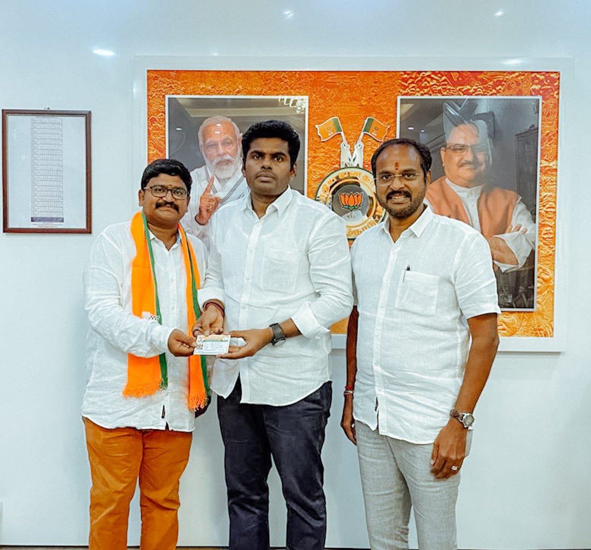annamalai_k's tweet photo. திராவிட மாயை விலகி நமது மாண்புமிகு பாரத பிரதமர் திரு @narendramodi அவர்களின் தேசிய சிந்தனைகளால் ஈர்க்கப்பட்டு, கோவை மாநகர கிழக்கு மாவட்ட மாணவர் அணி துணை அமைப்பாளர் மு. செந்தில்நாதன் மற்றும்... (1/2) https://t.co/m7fJ96ZacN
