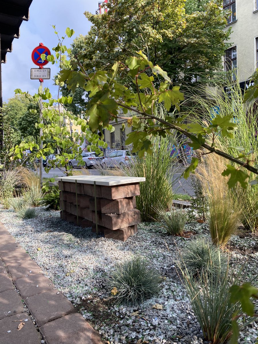 Mit etwas Grün, viel Sorgfalt und Kreativität kann ein alter Parkplatz so aussehen. #radbahn #aktionstage 

Wth a touch of green and a lot of care an old parking place can be upcycled to look like this.