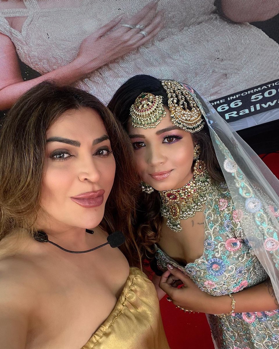 OjasRajani's tweet photo. Had such a great time in Rajkot for the masterclass.
Makeup & Hair: @ojasrajani
#ojasrajani #ojasrajaniacademy #makeuptutorial #makeupoftheday #learnmakeup #hairandmakeup #mumbaimakeupacademy #makeupforlife #makeupandhair #mumbaimakeup #Makeuplover #makeup #rajkot #gujarat https://t.co/En5LD10ZV2