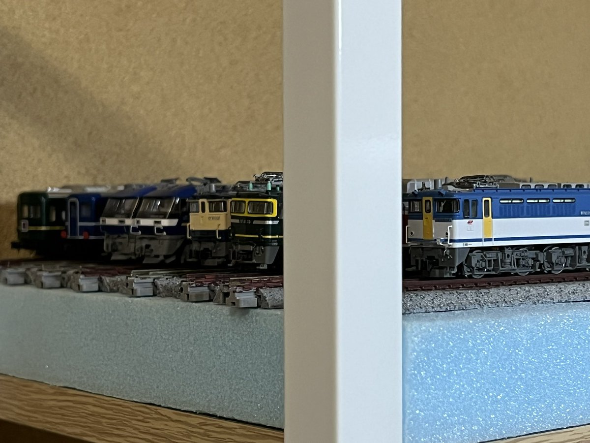 271harukatrain's tweet photo. パソコンデスクの横に置いてみた
目線の高さぴったりすぎて嬉
 #鉄道模型 https://t.co/9hOOGNizQY