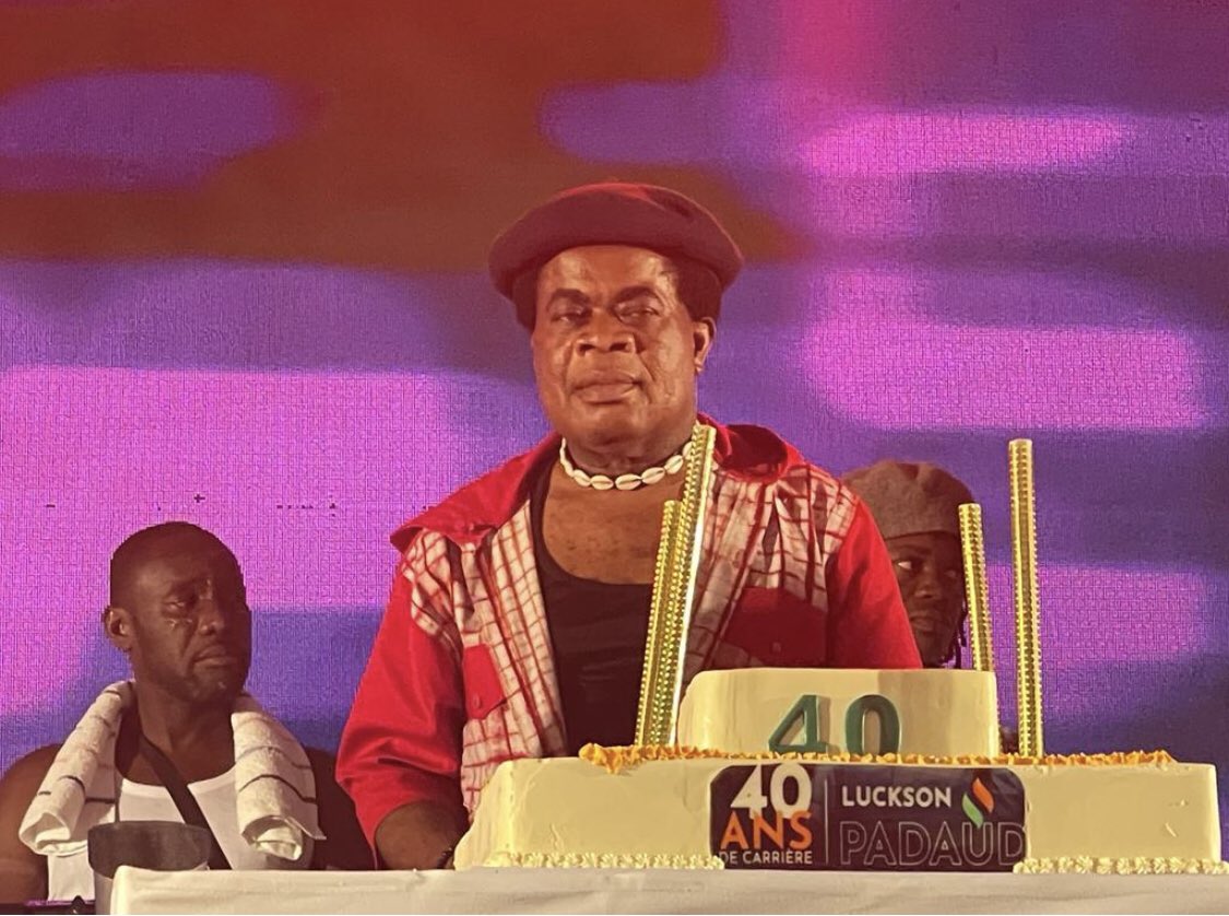 FRemarck13's tweet photo. #Concert : Hier soir, j'ai été saluer et encourager notre Icône #LucksonPadaud avant qu'il ne monte sur scène. Le soutien du @Gouvci  étant total #CIV225. 
Le Maître du Laba-Laba a été simplement majestueux!!
#Patrimoine 
#MaCultureCIV
#MinCF 
#FrançoiseRemarck 
@ACHIPatrick4 https://t.co/2cgKC15Pfi
