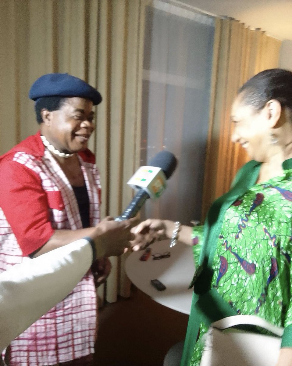 FRemarck13's tweet photo. #Concert : Hier soir, j'ai été saluer et encourager notre Icône #LucksonPadaud avant qu'il ne monte sur scène. Le soutien du @Gouvci  étant total #CIV225. 
Le Maître du Laba-Laba a été simplement majestueux!!
#Patrimoine 
#MaCultureCIV
#MinCF 
#FrançoiseRemarck 
@ACHIPatrick4 https://t.co/2cgKC15Pfi