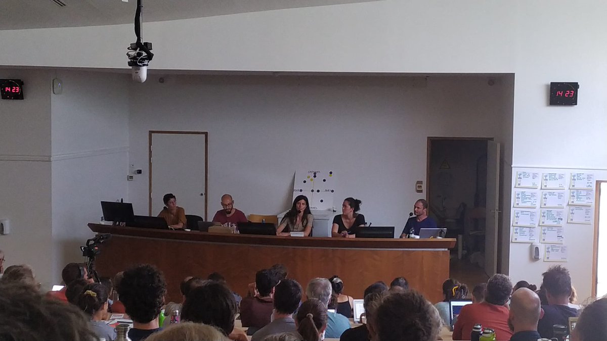asso_sc's tweet photo. Intervention d’une représentante des chantiers Reprise de savoirs sur l’alliance pratiques et théorie #jeser https://t.co/lZbbIkeepQ