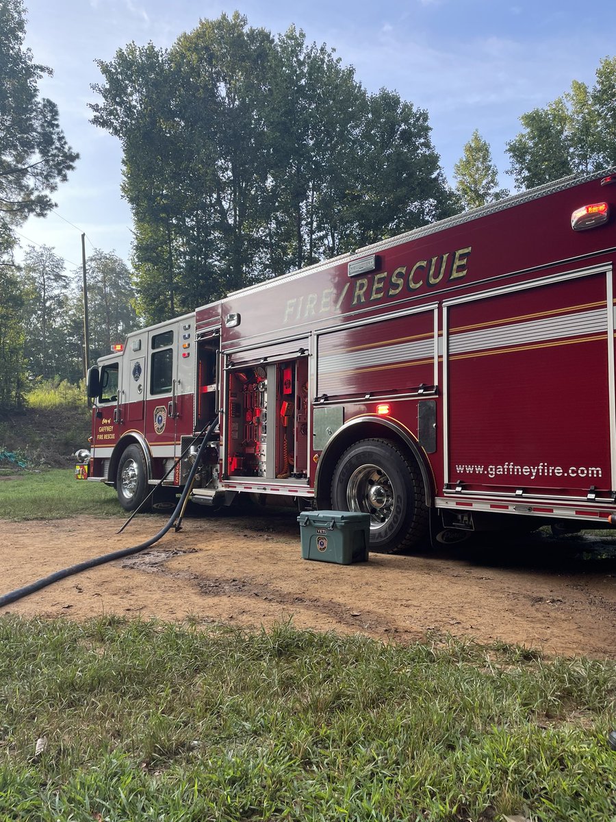 GaffneyFire's tweet photo. Early morning structure fire with B&amp;C shift crews swapping on scene.#gaffneyfire#blacksburgfire#corinthfire#teamwork https://t.co/KBRhM4svQh