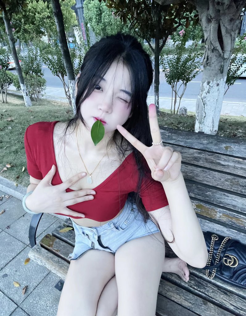 yyll111's tweet photo. 我高喊无爱者自由，却羡慕被爱者 https://t.co/iruYyvSFtV