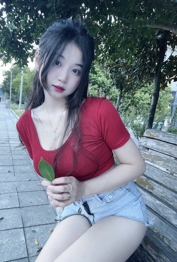 yyll111's tweet photo. 我高喊无爱者自由，却羡慕被爱者 https://t.co/iruYyvSFtV
