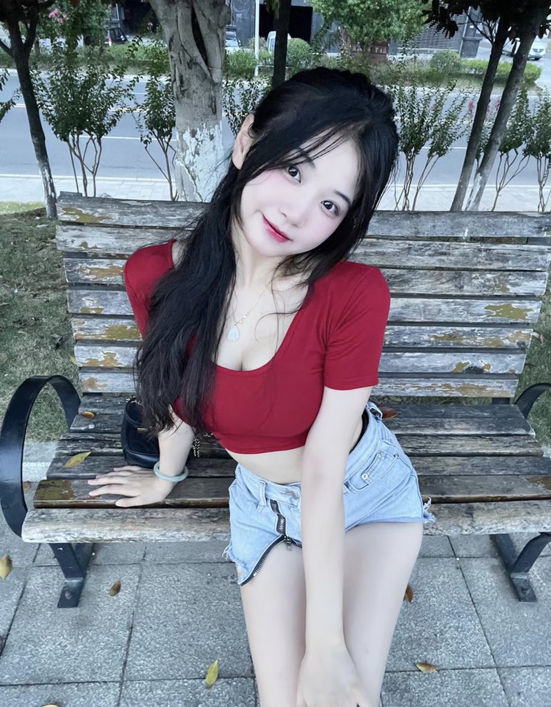 yyll111's tweet photo. 我高喊无爱者自由，却羡慕被爱者 https://t.co/iruYyvSFtV