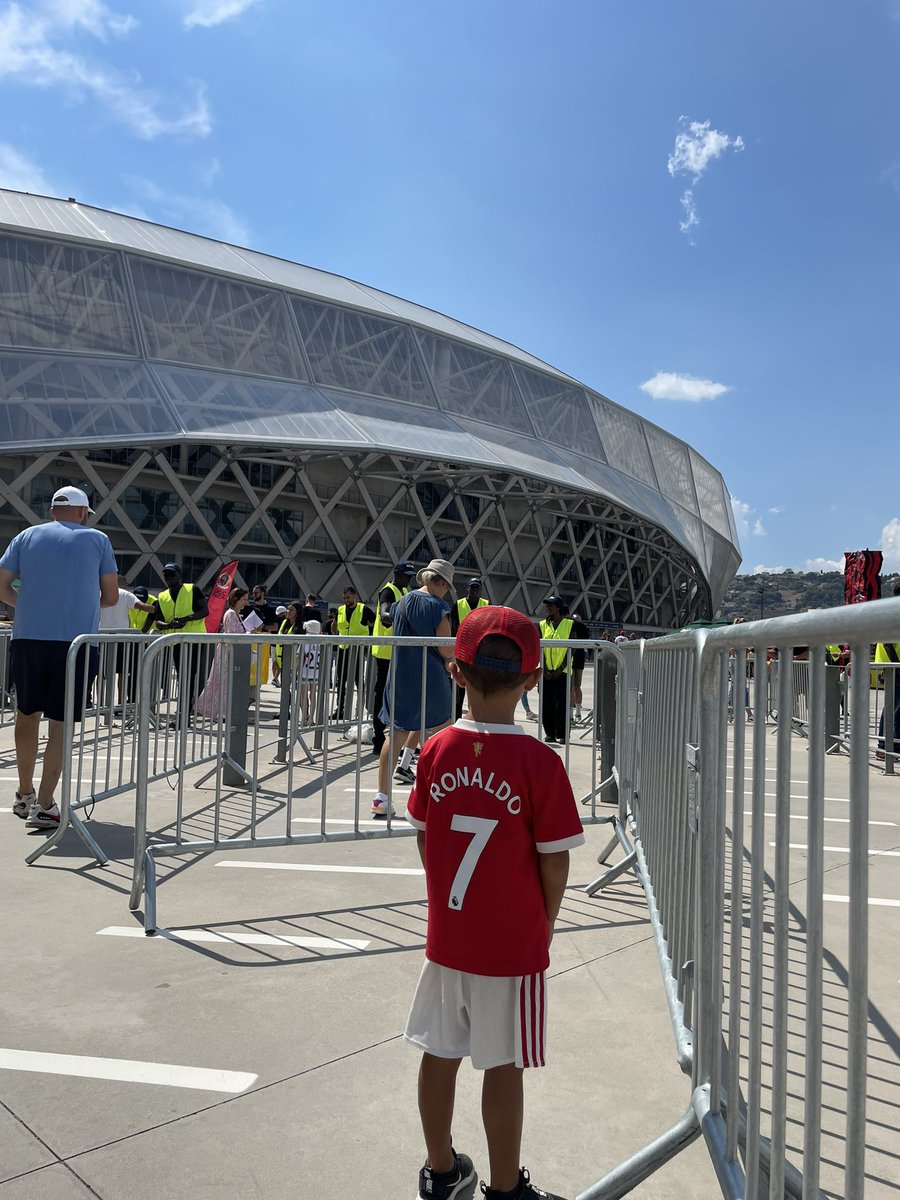 _BeFootball's tweet photo. L'OGC Nice a refusé l'entrée d'une famille au stade car l'un des enfants portait un maillot d'une autre équipe !

📸 @bech_06 https://t.co/DUlE4MeYSh