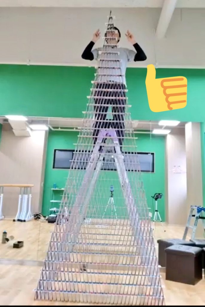 cardstackingman's tweet photo. 配信中に世界記録を一気に5段更新して35段トランプタワー成功
動画は後日
#トランプタワー #トランプ #世界記録 #cardstacking #cardpyramid #WorldRecord https://t.co/CBLJoeg2L9