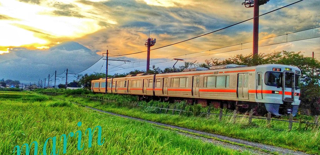 🗻富士山通信🗻 御殿場線の電車 と富士山🚋🗻 夕焼けキラリン✨✨