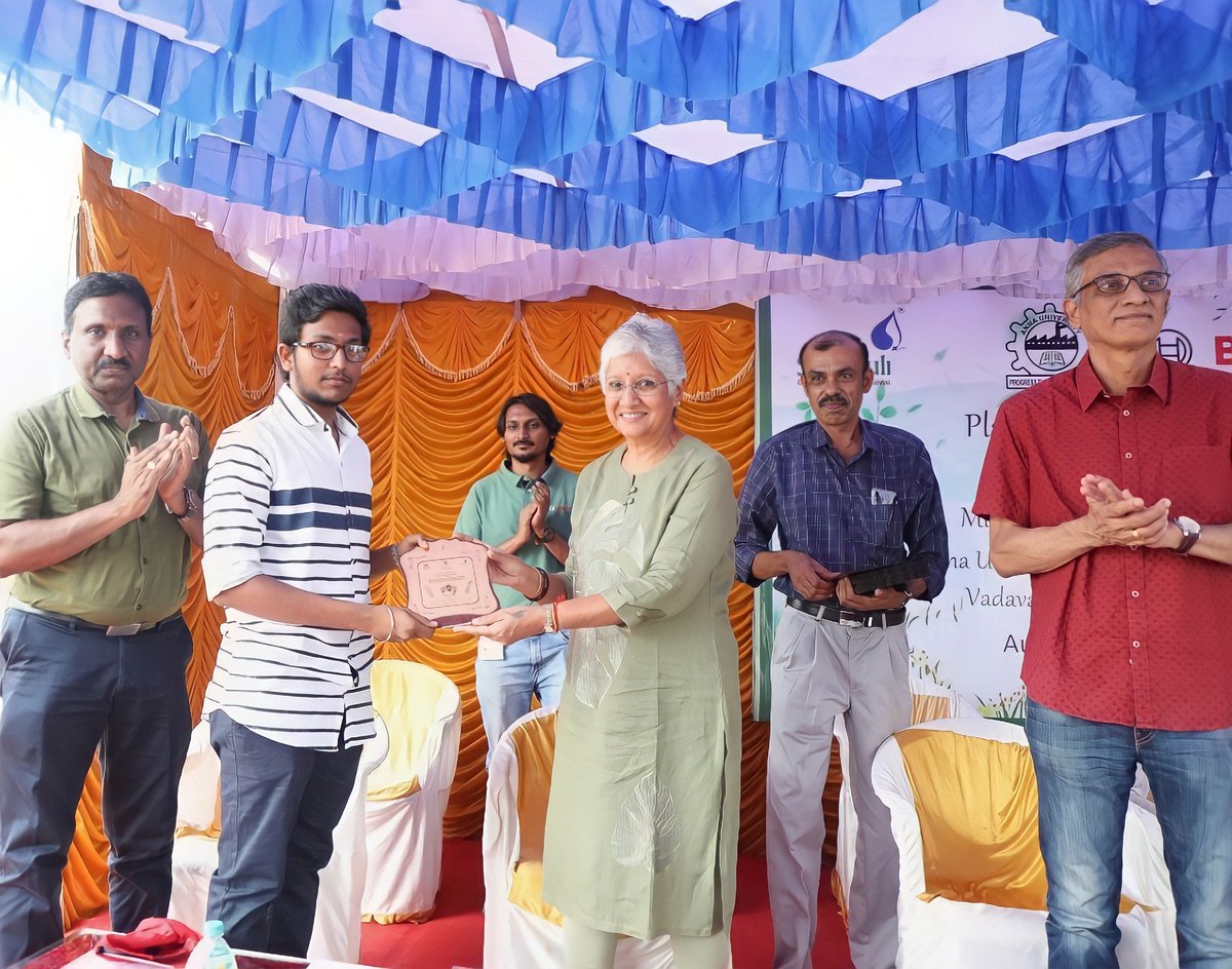 SagarGreen's tweet photo. பசுமை போராளி விருது 💚 
I am so blessed to receive this award from you Mam @shrimayi232. @Tweetsiruthuli
I am assure that Green Warriors will take care of Kalaam Vanam Mam.
#siruthuli #bosch #Annauniversity #coimbatore #bgswcsr #afforestation #gogreen #greenwarriors #aurcc https://t.co/pmSwY8sgSB