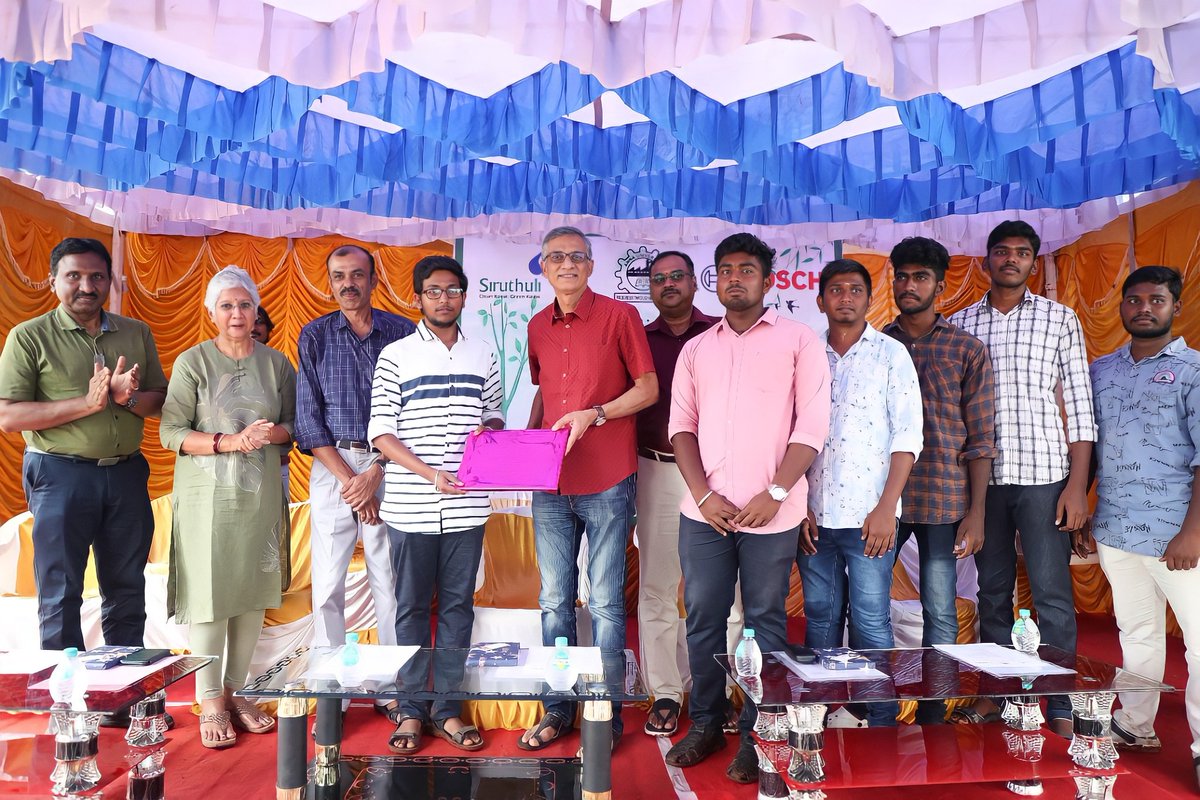 SagarGreen's tweet photo. பசுமை போராளி விருது 💚 
I am so blessed to receive this award from you Mam @shrimayi232. @Tweetsiruthuli
I am assure that Green Warriors will take care of Kalaam Vanam Mam.
#siruthuli #bosch #Annauniversity #coimbatore #bgswcsr #afforestation #gogreen #greenwarriors #aurcc https://t.co/pmSwY8sgSB