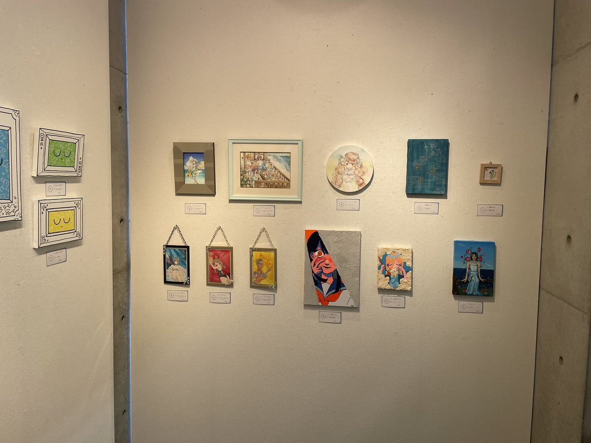 saitiosuucamera's tweet photo. 白川公園近くの #artspaceA1 グループ展へ。山口渚さんの作品を観に。この北原千さんの絵、鈴木英人や君は天然色のジャケットを油絵にしたみたいなハッキリと夏!って物はないのに道の白さと光と木の影で表現してるのがいい✨ https://t.co/1zQDs7I2dg