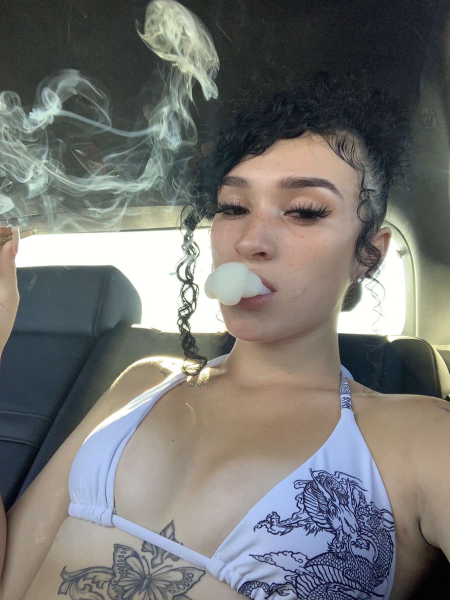 vores_ariana's tweet photo. smoke vibes 😫🦋 https://t.co/WPGgnim7aw