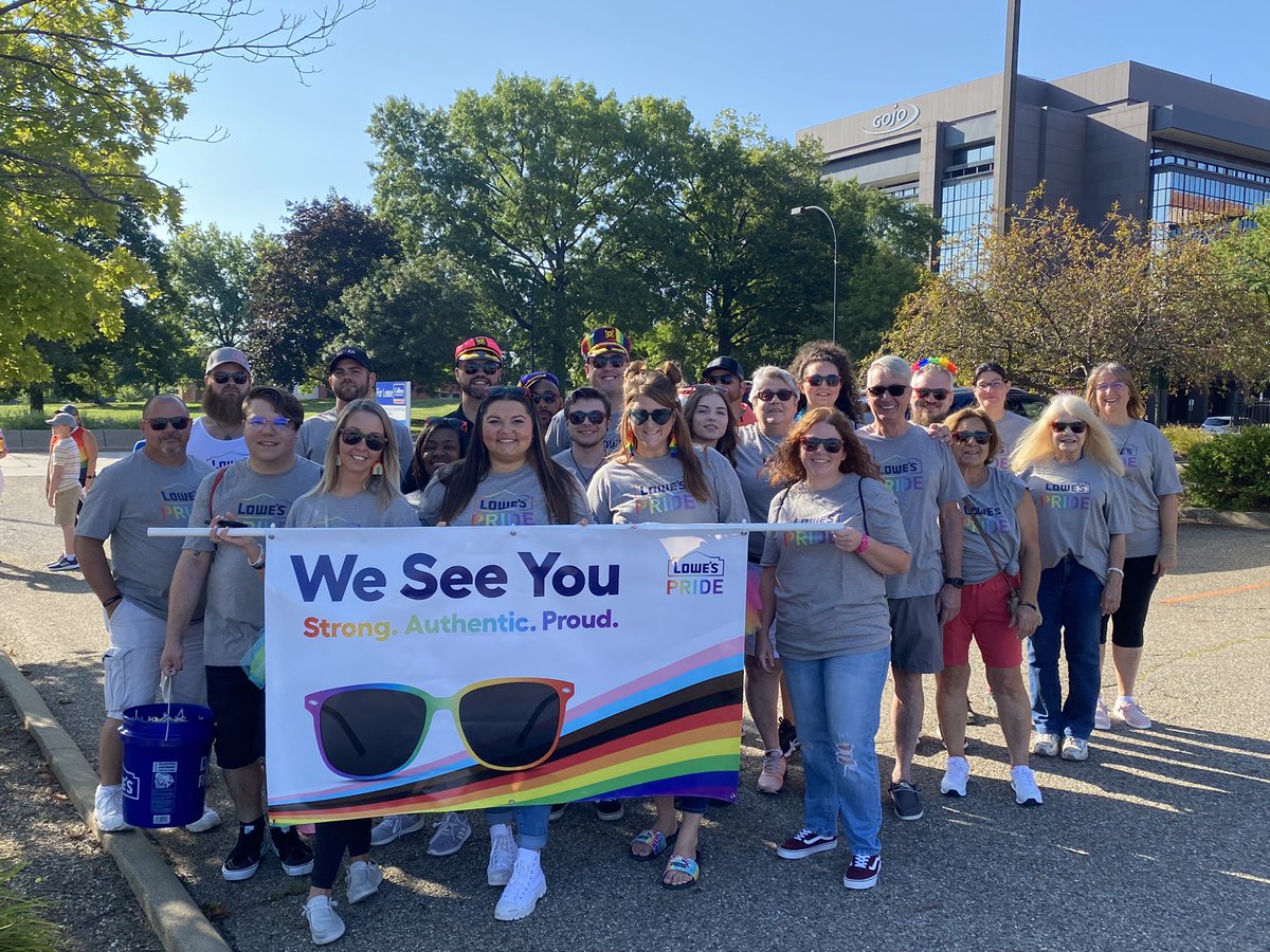 ACinHR848's tweet photo. Such an honor to partner with Brian, Cass and team at @akronpridefest. The Lowe’s District 848 team showed up yesterday for all the right reasons #weseeyou #loveislove @EButler848 @JoeAtLowes @BlueTeam_R21 ❤️🧡💛💚💙💜 https://t.co/olgU6FqqXw