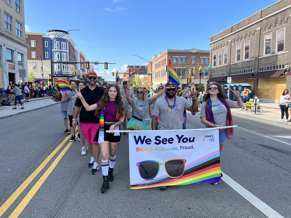 ACinHR848's tweet photo. Such an honor to partner with Brian, Cass and team at @akronpridefest. The Lowe’s District 848 team showed up yesterday for all the right reasons #weseeyou #loveislove @EButler848 @JoeAtLowes @BlueTeam_R21 ❤️🧡💛💚💙💜 https://t.co/olgU6FqqXw
