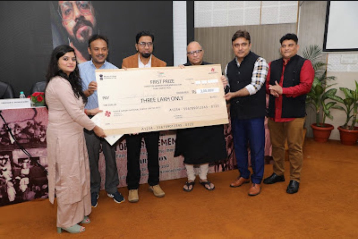 AnuragPunetha's tweet photo. #partitionremembrancefilms में 3 लाख रुपए का पहला award जीता Unowned House ने, #KallolMukhrjee   की फ़िल्म को jury ने चुना। चंद्र प्रकाश दिवेदी ��र VC मौलाना आजाद उर्दू यूनिवर्सिटी के हाथों पुरुस्कार।
The Partition theme is catching up। https://t.co/C03KJqkiEU
