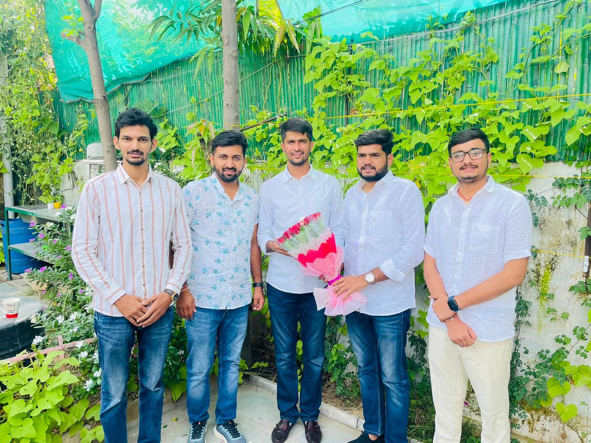 NirmlChoudhary's tweet photo. आज अपने प्रधान कार्यालय लालकोठी पर राजस्थान विश्वविद्यालय अध्यक्ष निर्वाचित होने के बाद बड़े भाइयों व विश्वविद्यालय के साथियों ने मिलकर शुभकामनाएं प्रेषित की। आप सभी की शुभकामनाओं के लिए आभार एवं धन्यवाद, अपना प्यार, सहयोग व समर्थन हमेशा मुझ पर बनाए रखें। #NirmalChoudharyRU https://t.co/BSYEo6J4cE