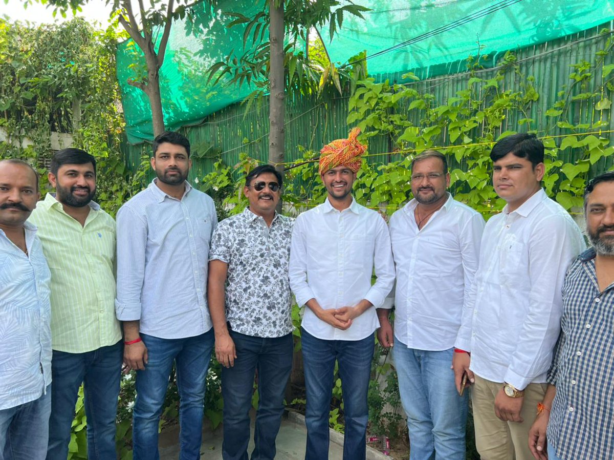 NirmlChoudhary's tweet photo. आज अपने प्रधान कार्यालय लालकोठी पर राजस्थान विश्वविद्यालय अध्यक्ष निर्वाचित होने के बाद बड़े भाइयों व विश्वविद्यालय के साथियों ने मिलकर शुभकामनाएं प्रेषित की। आप सभी की शुभकामनाओं के लिए आभार एवं धन्यवाद, अपना प्यार, सहयोग व समर्थन हमेशा मुझ पर बनाए रखें। #NirmalChoudharyRU https://t.co/BSYEo6J4cE