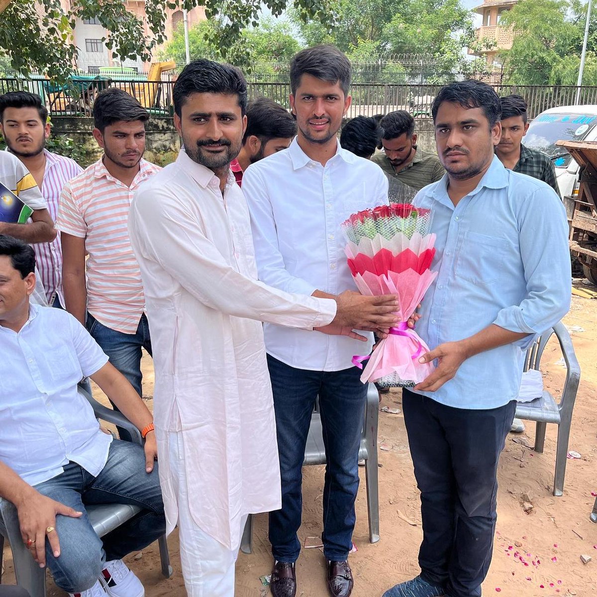 NirmlChoudhary's tweet photo. आज अपने प्रधान कार्यालय लालकोठी पर राजस्थान विश्वविद्यालय अध्यक्ष निर्वाचित होने के बाद बड़े भाइयों व विश्वविद्यालय के साथियों ने मिलकर शुभकामनाएं प्रेषित की। आप सभी की शुभकामनाओं के लिए आभार एवं धन्यवाद, अपना प्यार, सहयोग व समर्थन हमेशा मुझ पर बनाए रखें। #NirmalChoudharyRU https://t.co/BSYEo6J4cE