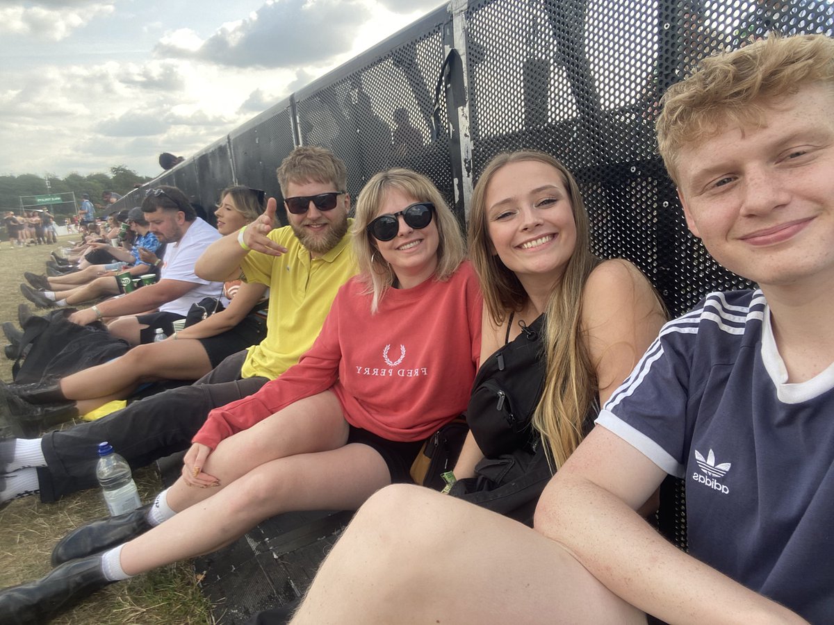 AmberPhillips98's tweet photo. #NoMusicOnADeadPlanet #LeedsFestival https://t.co/uUenq687oH