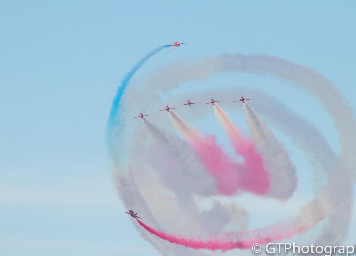 Just a couple of my favourite shots from <a href="/RhylAirShow/">Rhyl AirShow</a> yesterday! <a href="/rafredarrows/">Red Arrows</a> #RhylAirShow2022 #RhylAirshow #typhoonplane #rafredarrows
