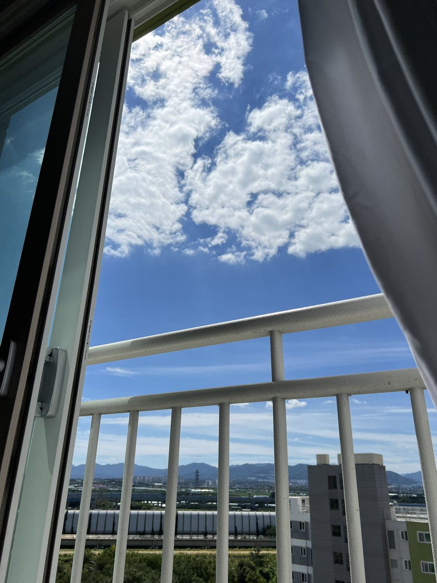 animejun25's tweet photo. 날씨 조~타 하면서 찍었는데 왜 이리 합성같을까 #합성 #세트장 #주말 #하늘 #구름 #집인데 https://t.co/9LRfoS8Ssq