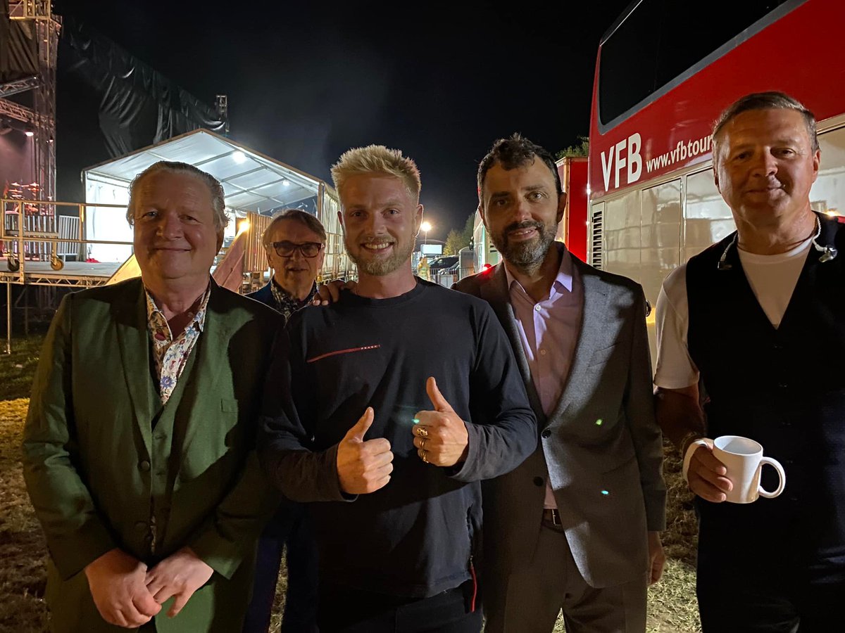 EricaBand10's tweet photo. any room for a small one ....  pretty sure we can @Squeezeofficial one more in ! 😜 #CoolForCats https://t.co/X2f8h6ANel