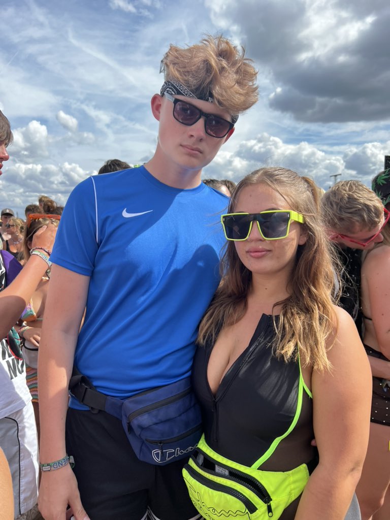 AmeliaStorey4's tweet photo. No you can’t get on his shoulders #NoMusicOnADeadPlanet #readingfestival2022 @OfficialRandL #readingfestival https://t.co/oAEPdJ38gf