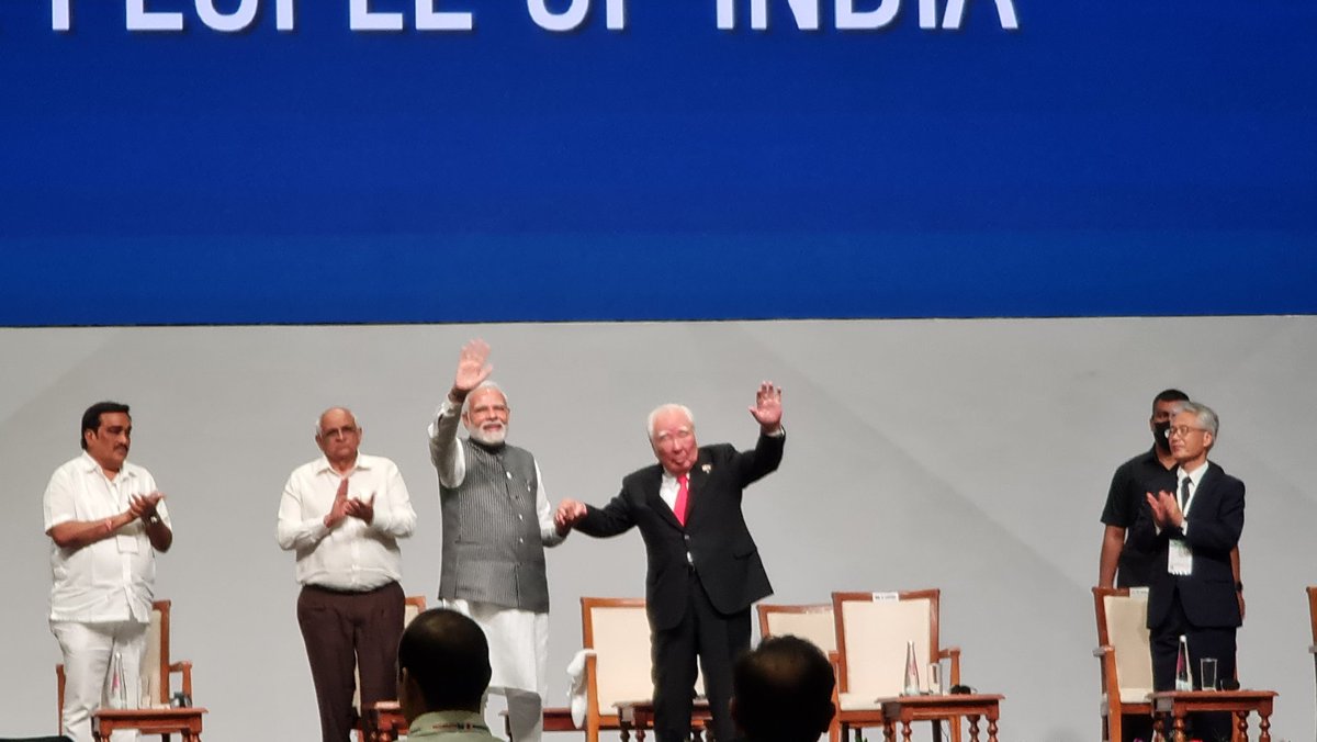 arpitmahendra3's tweet photo. A photo that not just captures the great friendship and relations between two individuals but between two great nations.
@PMOIndia @narendramodi waving goodbye to the crowd with Mr. Osamu Suzuki.
#40yearsofSuzukiInIndia
@TOIAuto https://t.co/b8KFWh5c4f