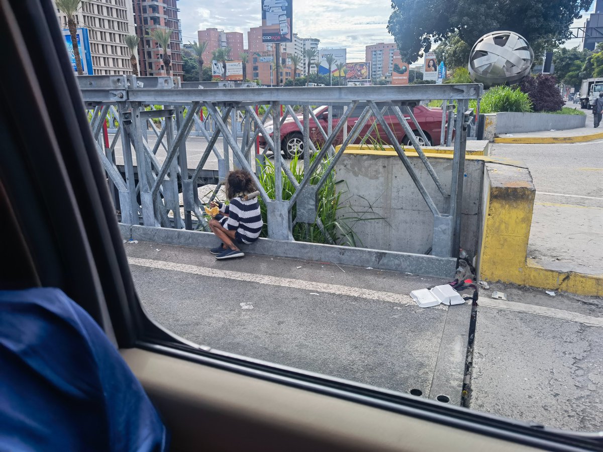 Jrod's tweet photo. Una niña que no debe llegar a los 11 años, en situación de calle extrema, un dolor en el alma!
La primera entrada a las Mercedes. Autopista Cacique Guacaipuro.
Nos debe doler a todos! https://t.co/aRMqoh69wt