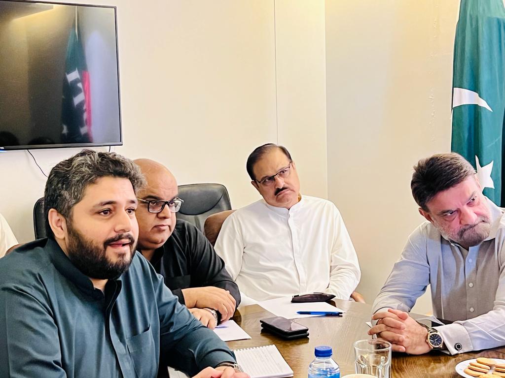 PTISindhOffice's tweet photo. @Asad_Umar led a meeting with PTI Sindh Leadership, discussed political planning &amp;flood relief. All bodies are directed to help flood affectees in sindh.
President Sindh @AliHZaidiPTI @ImranIsmailPTI Arbab Ghulam, Liaqat Jatoi, Ghous Ali Shah, Tahir Shah &amp; Mubeen Jatoi joined. https://t.co/nU3uYftgzZ
