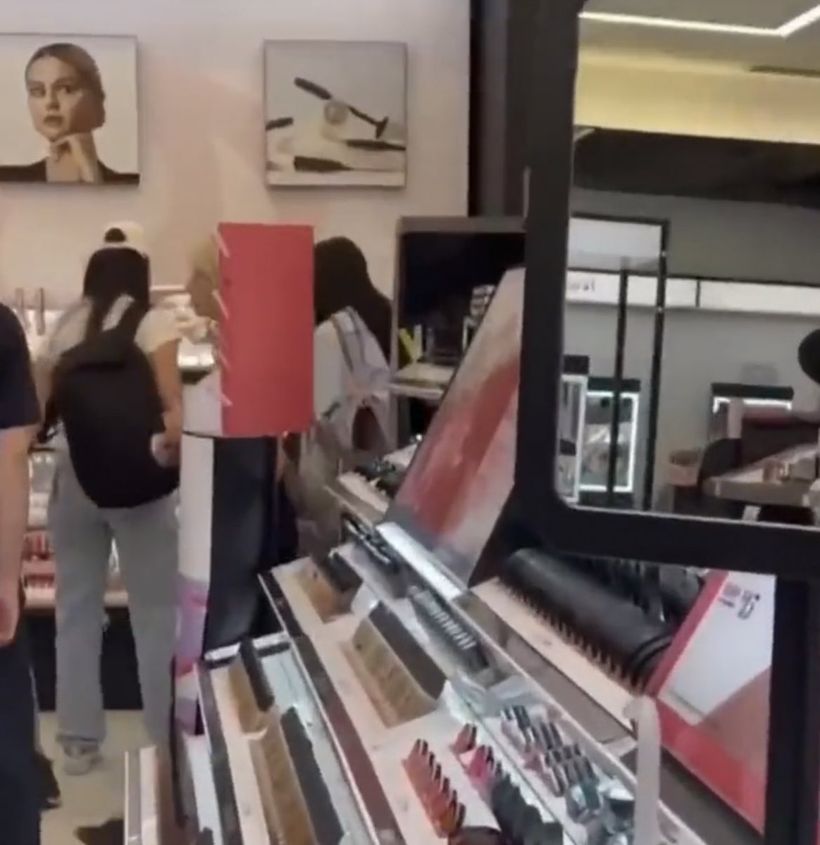 GomezSource's tweet photo. Lisa and Jisoo of @BLACKPINK were seen shopping for Rare Beauty at Sephora in New York https://t.co/CX8dPlJ4NZ