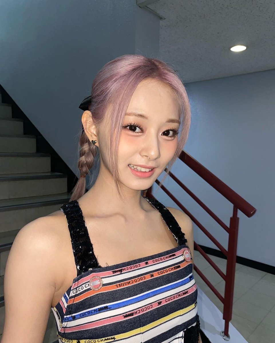 tzugram's tweet photo. Tzuyu's (@/thinkaboutzu) Instagram update!

"Let me hear it ooh
L🫶🏼VE"  

#쯔위 #TZUYU  #ツウィ #周子瑜 https://t.co/VRhxKliNqh