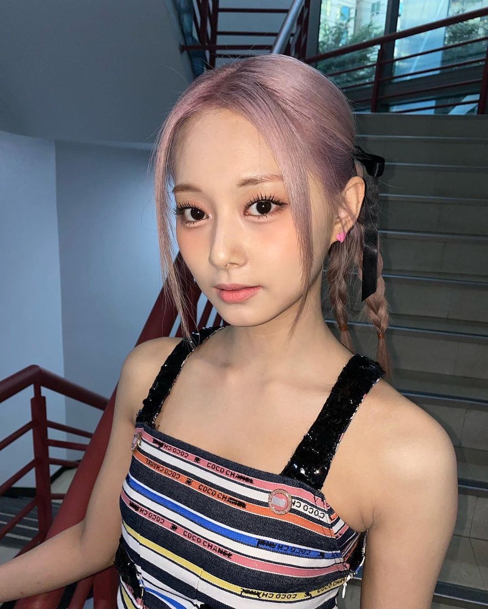 tzugram's tweet photo. Tzuyu's (@/thinkaboutzu) Instagram update!

"Let me hear it ooh
L🫶🏼VE"  

#쯔위 #TZUYU  #ツウィ #周子瑜 https://t.co/VRhxKliNqh