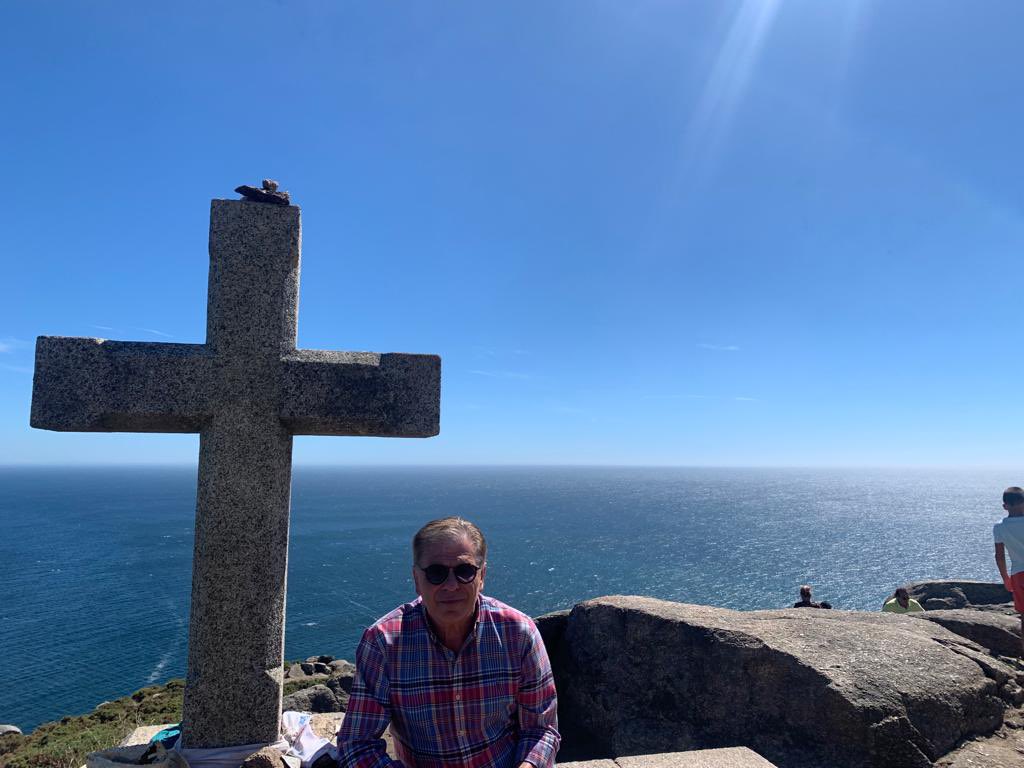 ElPedroRuiz's tweet photo. Dos momentos de mis días en Galicia. En la cruz de #Finisterre y en el puerto de #Caion. Siempre el mar al mando. Grande #Galicia! https://t.co/aoB3cghcOK