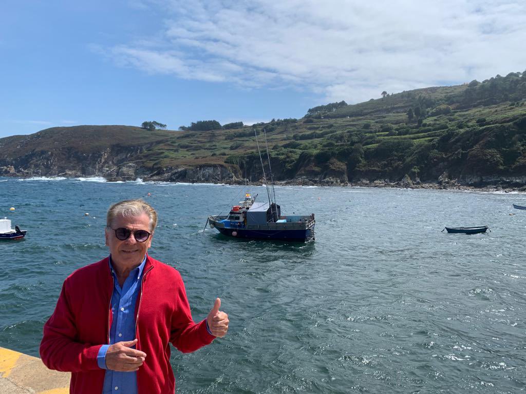 ElPedroRuiz's tweet photo. Dos momentos de mis días en Galicia. En la cruz de #Finisterre y en el puerto de #Caion. Siempre el mar al mando. Grande #Galicia! https://t.co/aoB3cghcOK