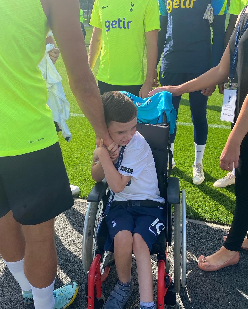 harryhopes5's tweet photo. Harry meets Harry @HKane 💙 https://t.co/tqvD7Imr4D