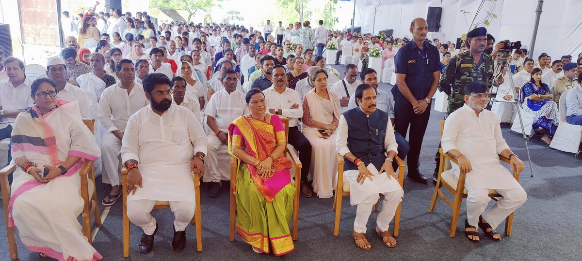 deepesh_tandel's tweet photo. 28 अगस्त 2003 को हुई दमन पुल दुर्घटना में मृतक बालको को कॉन्वेंट स्कुल में एवं “बच्चों का स्मारक” लोकार्पण में उपस्थित रहेकर श्रद्धांजलि दी। 
#DamanBridgeCollapse 
#DamanChildrenMemorial https://t.co/aNTjssMpvq