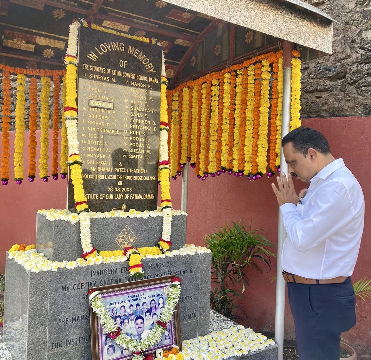 deepesh_tandel's tweet photo. 28 अगस्त 2003 को हुई दमन पुल दुर्घटना में मृतक बालको को कॉन्वेंट स्कुल में एवं “बच्चों का स्मारक” लोकार्पण में उपस्थित रहेकर श्रद्धांजलि दी। 
#DamanBridgeCollapse 
#DamanChildrenMemorial https://t.co/aNTjssMpvq