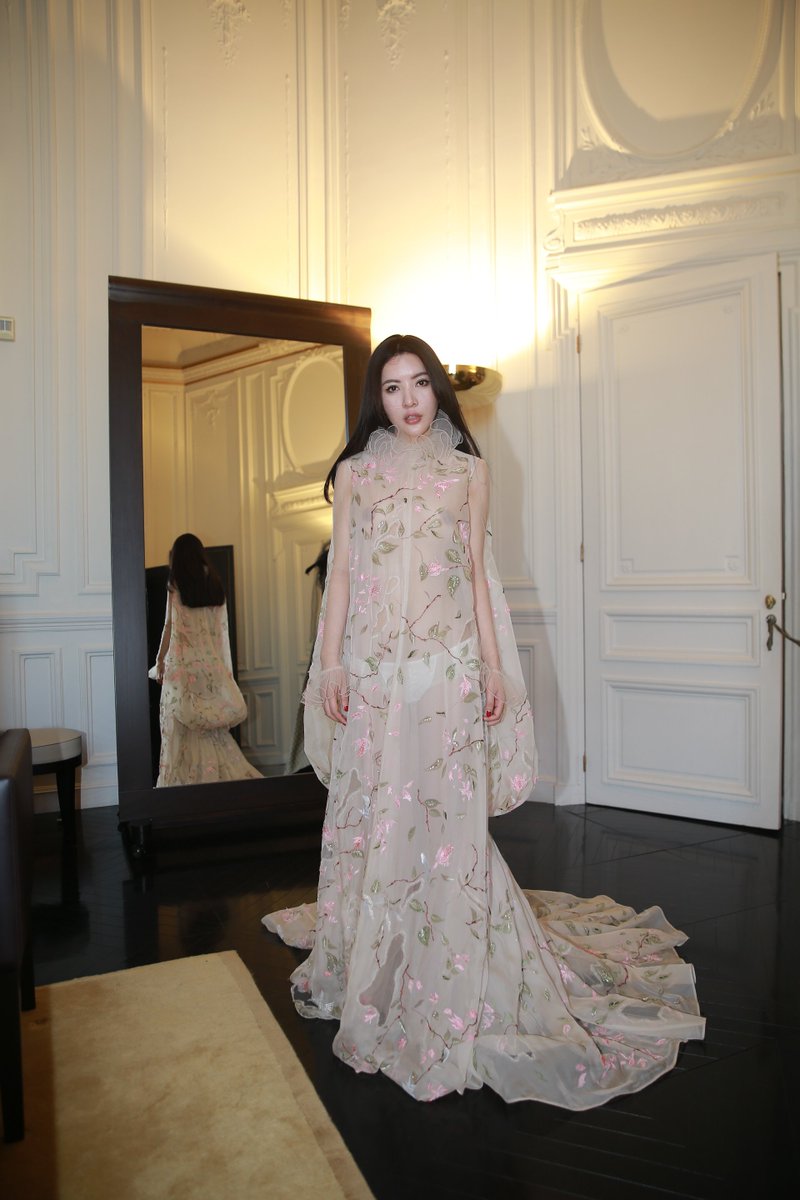 sifangfulishe's tweet photo. 试礼服的时候她说这套太透了
谁让你不带胸罩的！！！

#婚纱照 https://t.co/AN32stVwzG