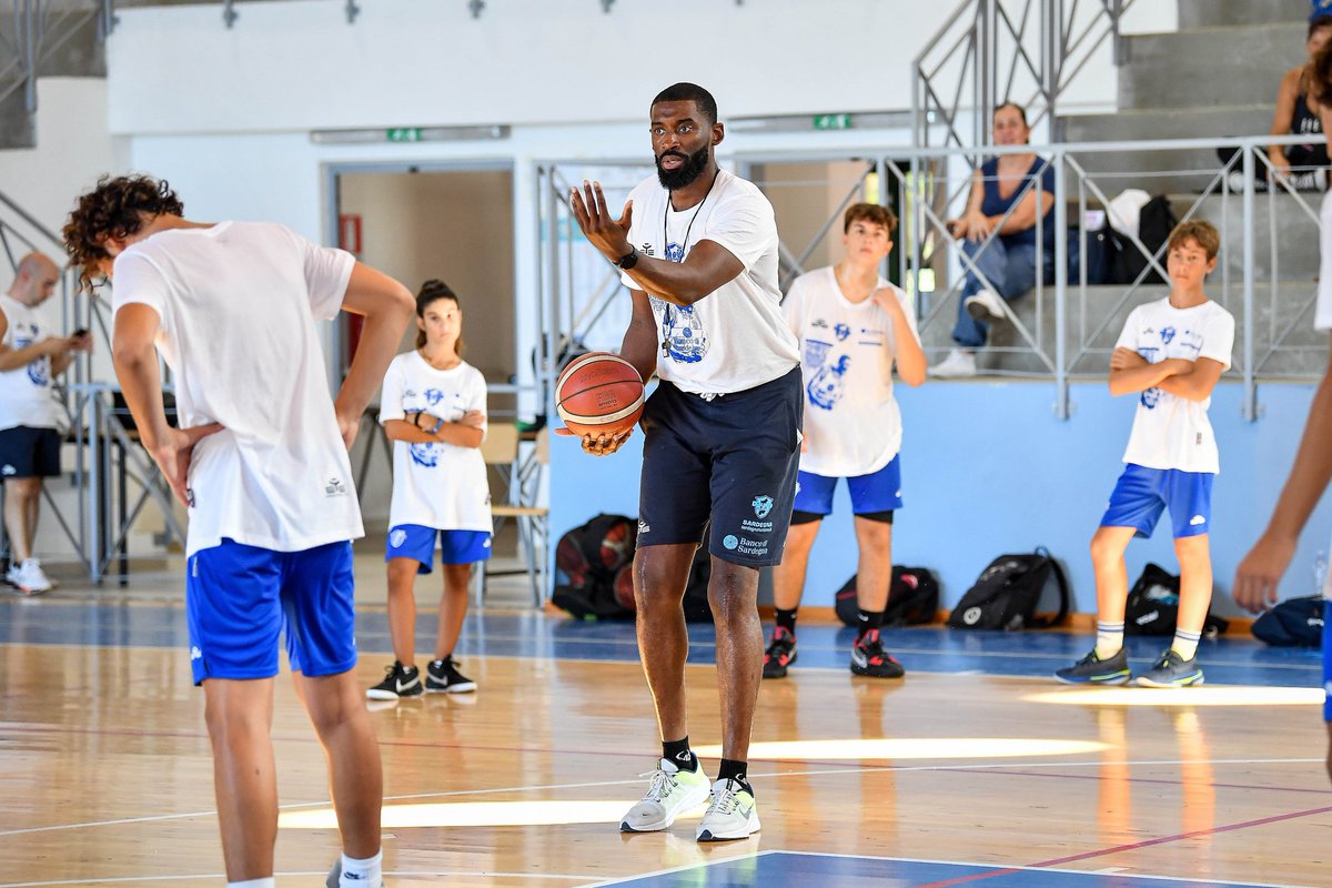 dinamo_sassari's tweet photo. ⛹️‍♂️𝙎𝙃𝘼𝙉𝙀 𝙇𝘼𝙒𝘼𝙇'𝙎 𝘾𝘼𝙈𝙋 𝙒𝙀𝙀𝙆 🔝

📸 @luigicanuph 

#camp #oristano #lawal #lba #bcl #siamsemprequa https://t.co/tMSiq2jlvB