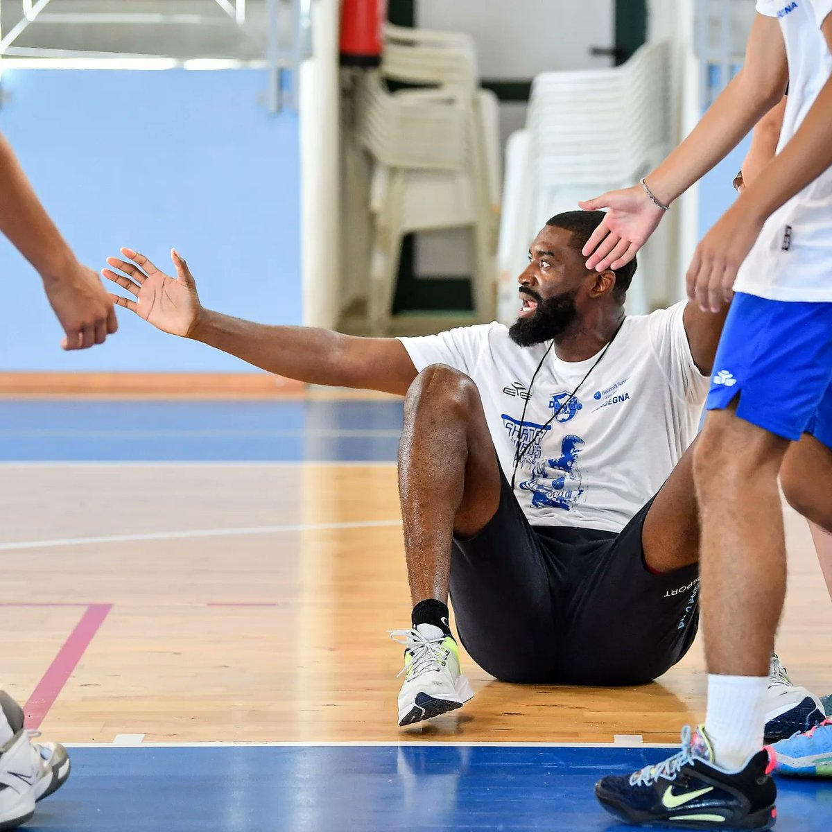 dinamo_sassari's tweet photo. ⛹️‍♂️𝙎𝙃𝘼𝙉𝙀 𝙇𝘼𝙒𝘼𝙇'𝙎 𝘾𝘼𝙈𝙋 𝙒𝙀𝙀𝙆 🔝

📸 @luigicanuph 

#camp #oristano #lawal #lba #bcl #siamsemprequa https://t.co/tMSiq2jlvB