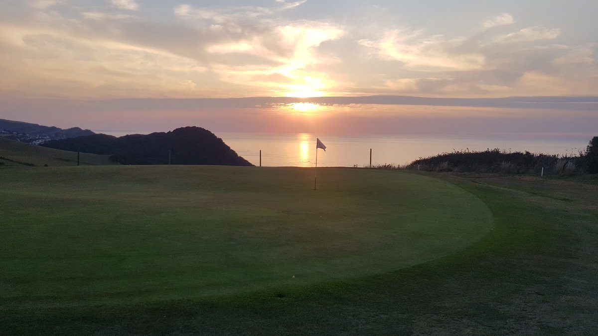 DeanReds70's tweet photo. Good Luck today to @IlfracombeGolf Captain  @Matthew77748156 and everyone playing in his Captain's Golf Day ⛳🏌️‍♂️🍔🍻🍻
Let's hope the ☀️ shines brightly and there's Birdies Galore 😎🤗🤗
#playwelleveryone #SeeTheSeaFromEveryTee #Golf #golfing #golftwitter #seetheseafromeverytee https://t.co/mGjvhTFnEf