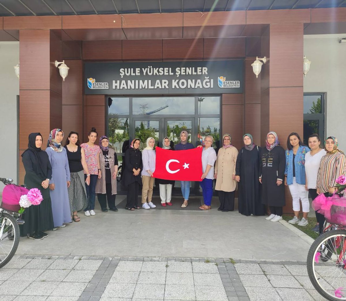 esenlerbelediye's tweet photo. İsmini Esenlerli kadınlarımız için yaptığımız Hanımlar Konağı'mızda yaşattığımız, ömrünü gençliğin şuurlanmasına adayan ve tavizsiz duruşu ile bir nesle önder olan değerli yazar #ŞuleYükselŞenler'i vefatının 3. yıl dönümünde saygı ve rahmetle anıyoruz. https://t.co/Ud4lb8xqCq
