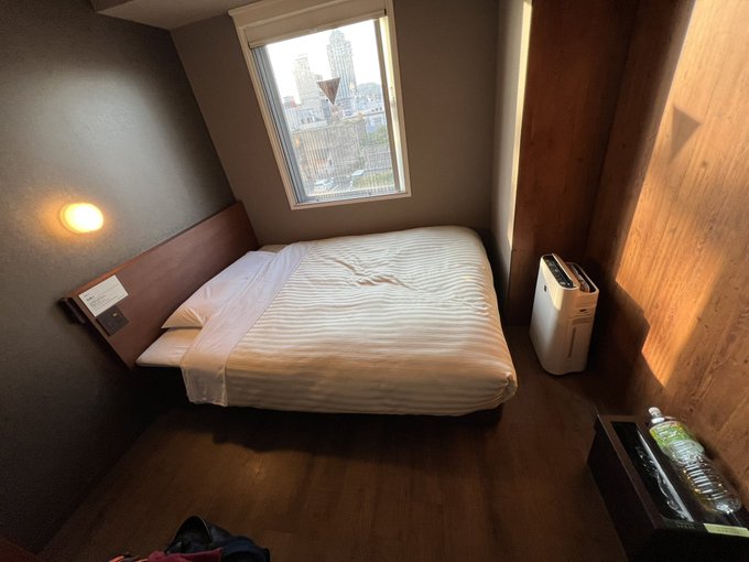 今日は疲れたので今治で早めにチェックイン。
詳細を見ずその時居た場所から近くて安めの宿を選んだらえらくお洒落な宿だった!

これで天然温泉があって、朝食はビュッフェスタイルで、無料でジュースや酒が飲めるって、大丈夫?採算取れるの?って気持ちに。 