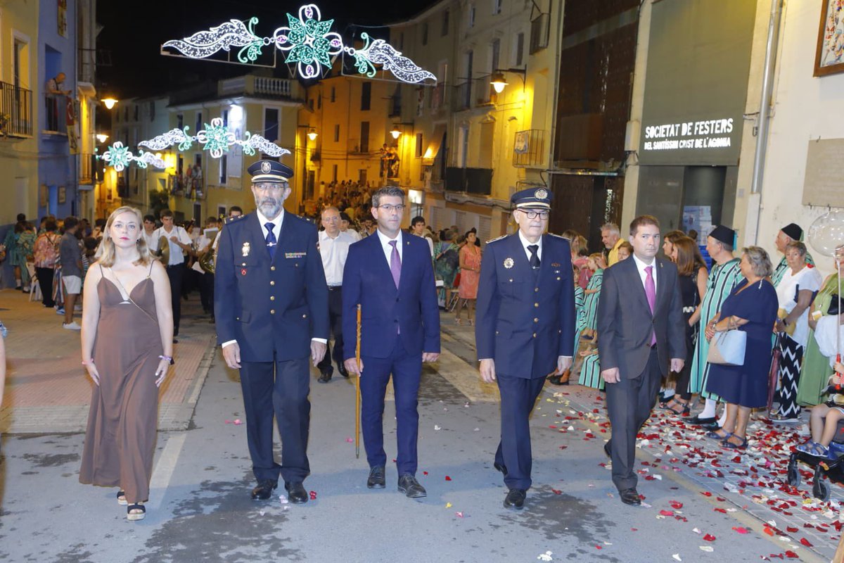 ajOntinyent's tweet photo. Aquest dissabte tenia lloc la Baixà del Crist, un dels actes més emotius de les festes #micOnti22. Des de l'escorxador l’alcalde @JorgeRodrigz_ junt a la corporació va acompanyar al Santíssim Crist de l'Agonia fins a la Reial Parròquia de Sant Carles. https://t.co/gkOPTywW55