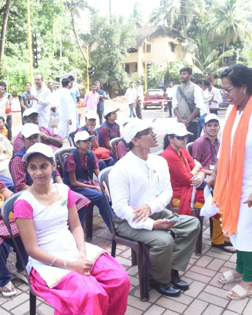 RCPanajiMT's tweet photo. RCPMT in association with Caculo Mall experienced an unique event of unfurling 75 Tirangas by SPECIALLY ABLED &amp; LESS PRIVILEGED PERSONS at Caculo Mall Facade. Organisations like DRAG, NAB, GAD, HAMARA SCHOOL , EL SHADDAI &amp; HEMOPHILIA SOCIETY partnered in the event. https://t.co/Kh02jxHlkW